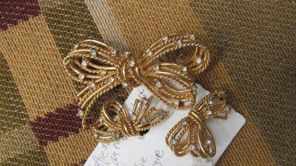 






Hattie Carnegie 3 pieces set of goldtone bows--pin and matching earrings. 