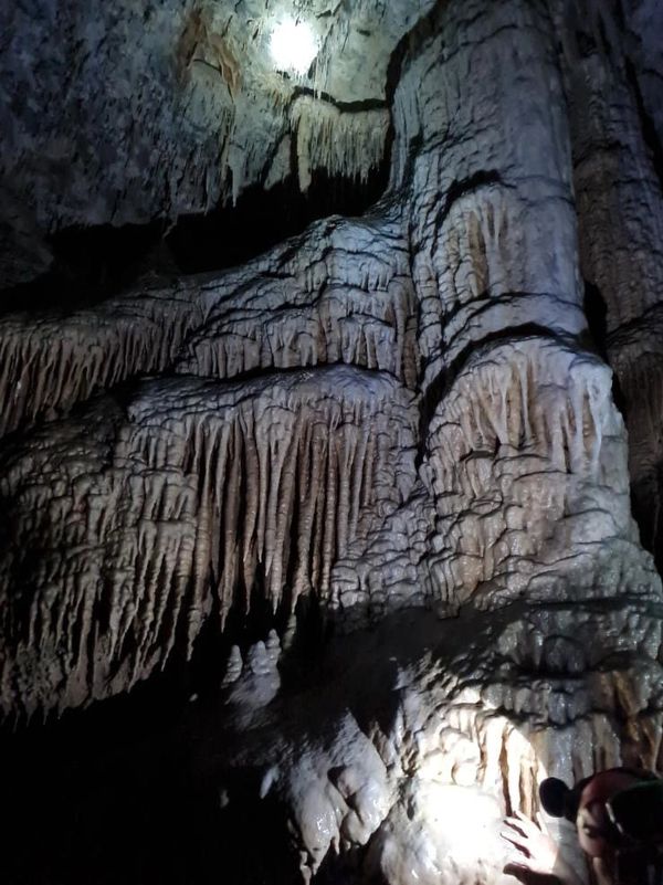 columna compuesta por estalactitas y estalagmitaslocalizada en el centro ecoturistico banetzi  