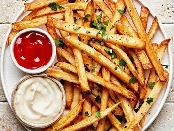 Crispy French fries served with ketchup and mayonnaise.