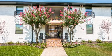 Located right off Henderson Avenue, minutes away from just about everything, Tesoro Bonita is a char
