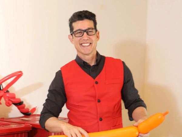 Balloon Twisting By Daniel