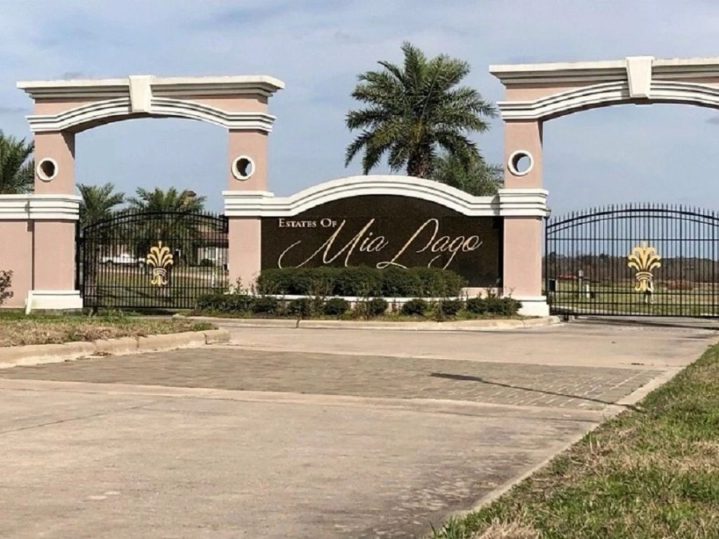 Estates of Mia Lago entrance gate in Montgomery, Texas.