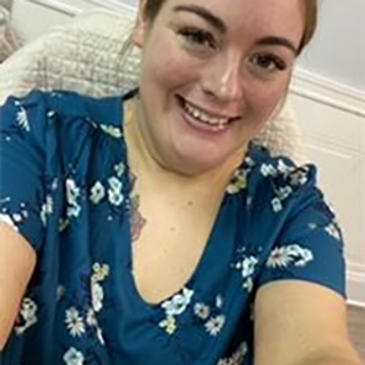 ennifer is a 2022 graduate of the New York Institute of Esthetics. 
