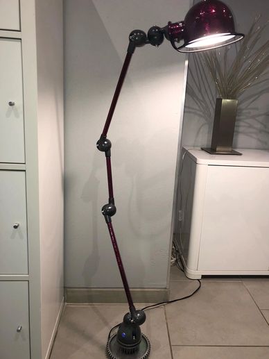 Lampe de lecture moderne avec bras articulé.