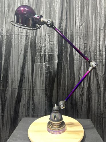 Lampe articulée design avec bras métalliques violets.