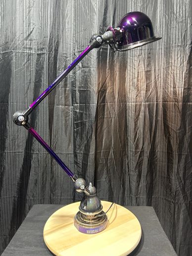 Lampe de bureau articulée de couleur violette.