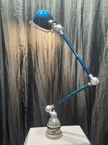 Lampe de bureau articulée avec bras bleu métallique.