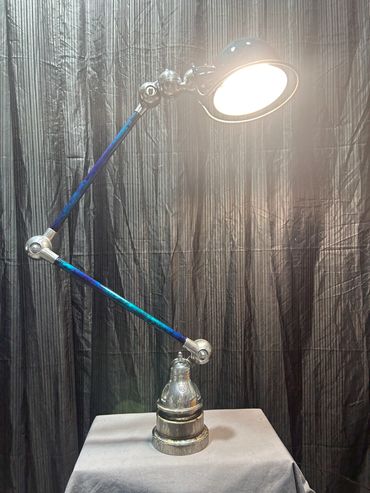 Lampe articulée brillante sur fond sombre.