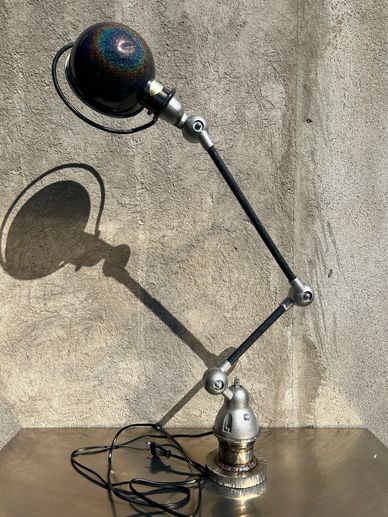 Lampe articulée vintage avec globe métallique coloré.