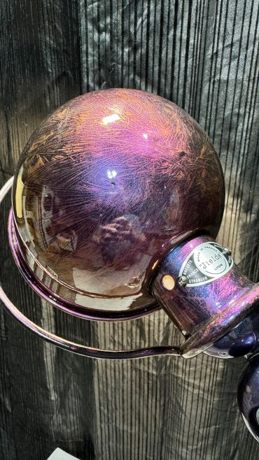 Lampe vintage avec globe violet irisé.