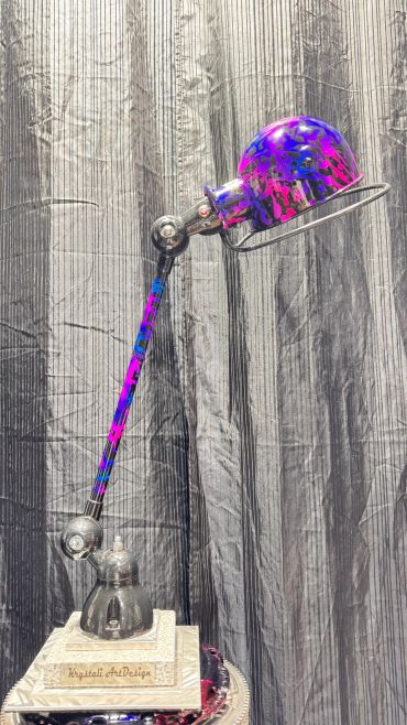 Lampe design artistique aux couleurs violettes et noires.