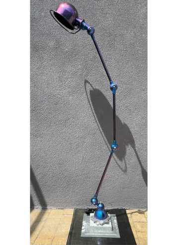 Lampe articulée métallique au design moderne.