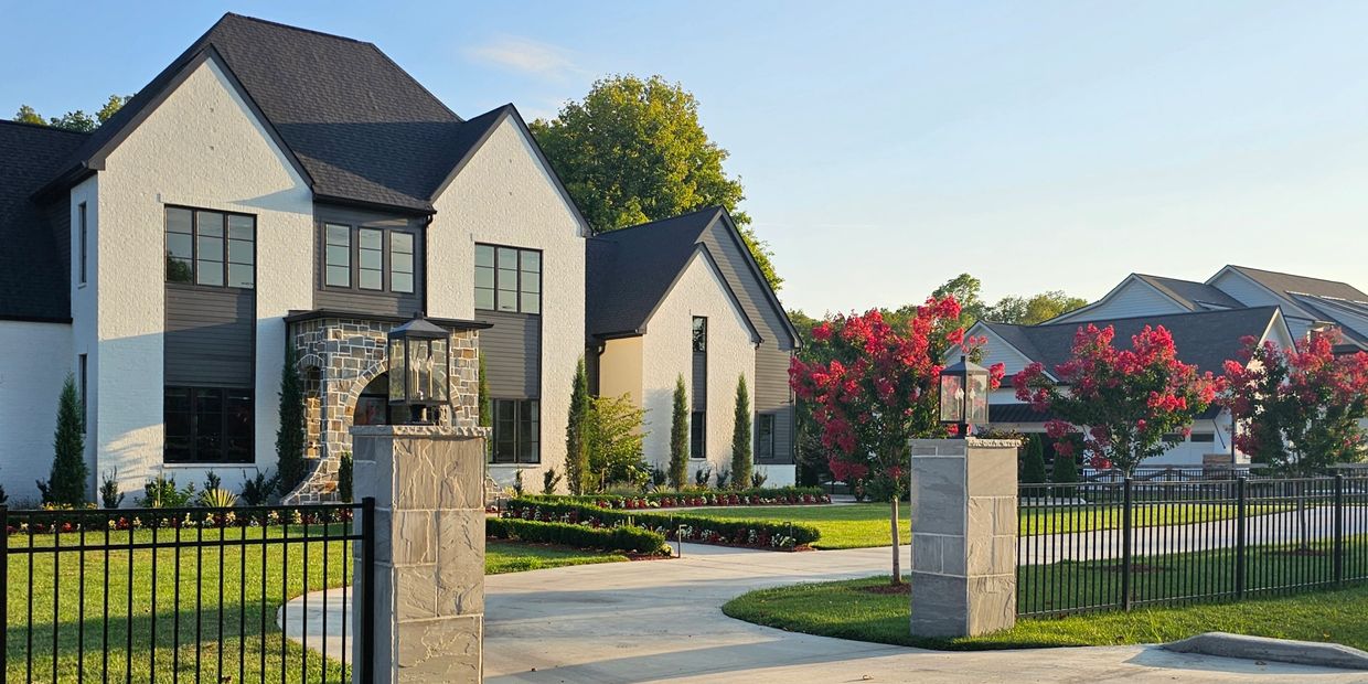 Concrete turnaround driveway in Brentwood TN by Tennessee Landsculpture.