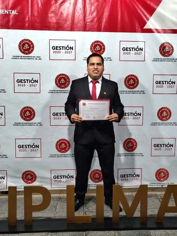 Hombre vestido formal con diploma en mano.