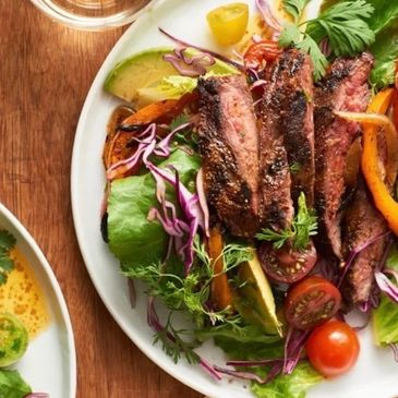 Grilled steak salad with fresh vegetables.