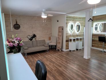 Bridal suite with lighted mirrors