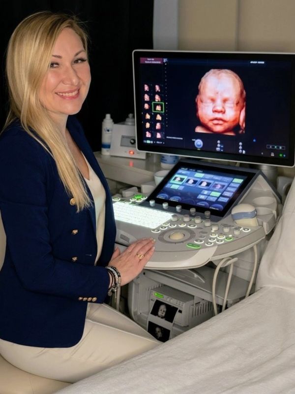 Meet Your Sonographer – A Warm, Personal Experience
This image captures Dawn, the owner and sonographer of 4D Baby Studio, standing beside the 3D ultrasound machine as it displays a beautiful baby’s face. With nearly 30 years of experience, Dawn brings both expertise and heart to every session, creating a calm and supportive environment for families.

Her warm smile reflects exactly what you’ll feel during your visit — comfort, connection, and the joy of seeing your baby in stunning detail. Whether you’re here for a bonding moment, reassurance, or a keepsake experience, Dawn makes every appointment personal and unforgettable.