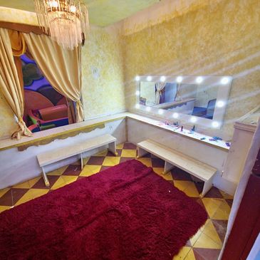 Sala con espejos con tapete rojo