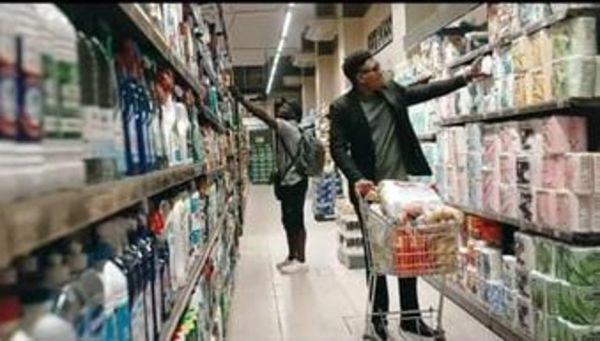 Deux personnes font leurs courses dans une épicerie.