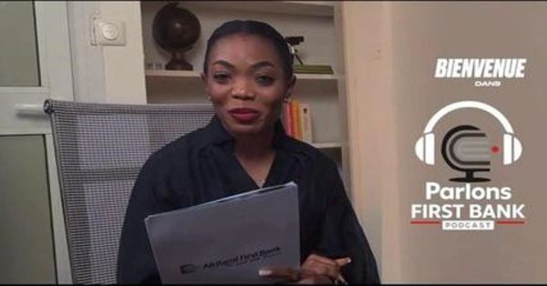 Femme souriante tenant un dossier avec logo First Bank.