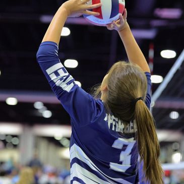 A picture of the woman holding the ball in her hand