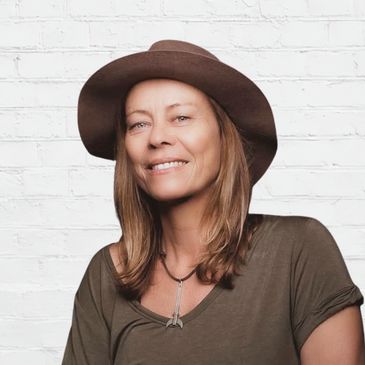 Photo of Saskia smiling.