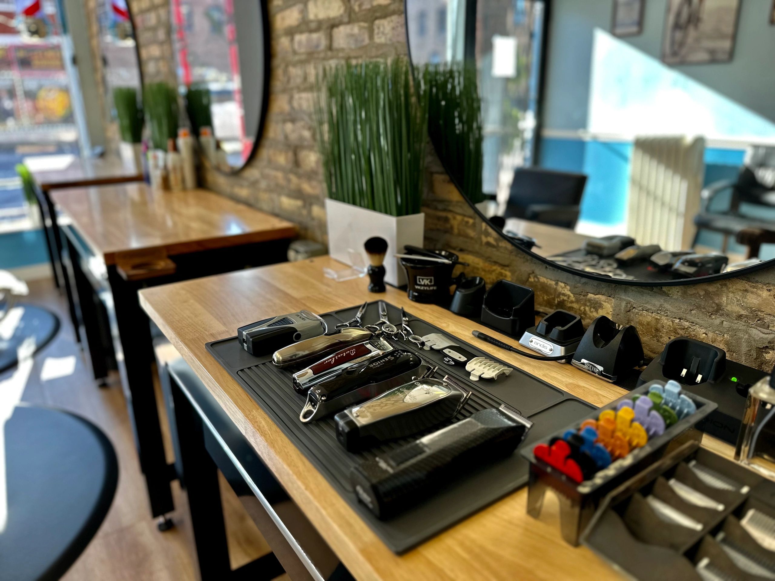 R Barber Shoppe & Salon