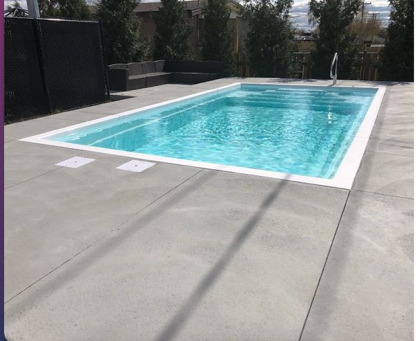 aménagement de piscine en fibre de verre trottoir de béton blanc 