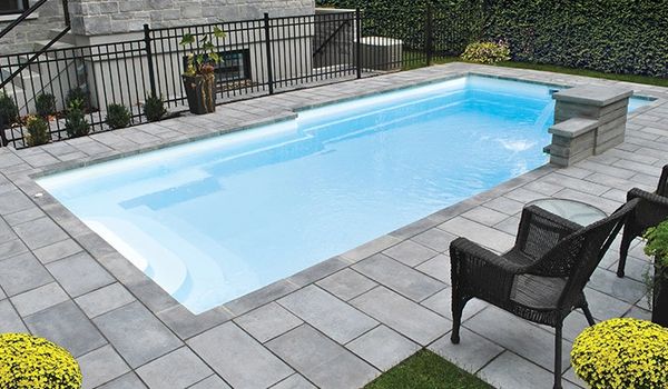 piscine en fibre de verre aménagé trottoir pavé, bullnose, pierre couronnement, clôture ornemental
