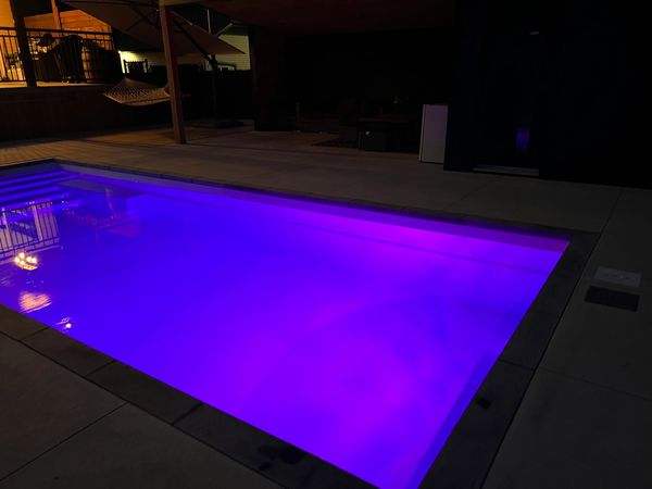piscine en fibre de verre aménagé trottoir béton, bullnose, pierre de couronnement, clôture 