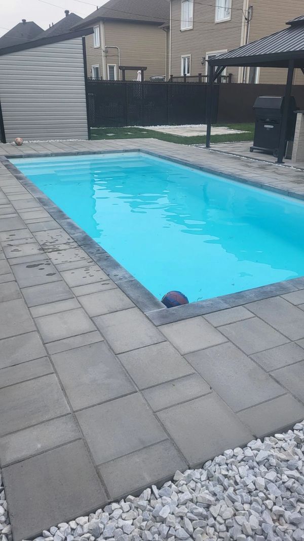 piscine en fibre de verre aménagé trottoir pavé, bullnose, pierre de couronnement, clôture Frost