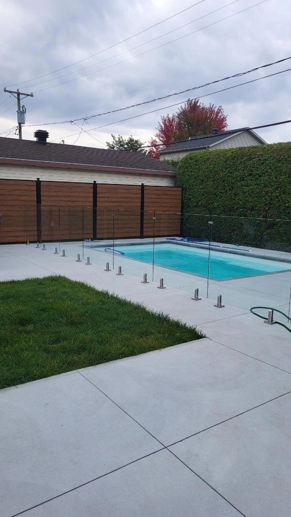 piscine en fibre de verre aménagé trottoir béton, bullnose, pierre de couronnement, clôture verre 