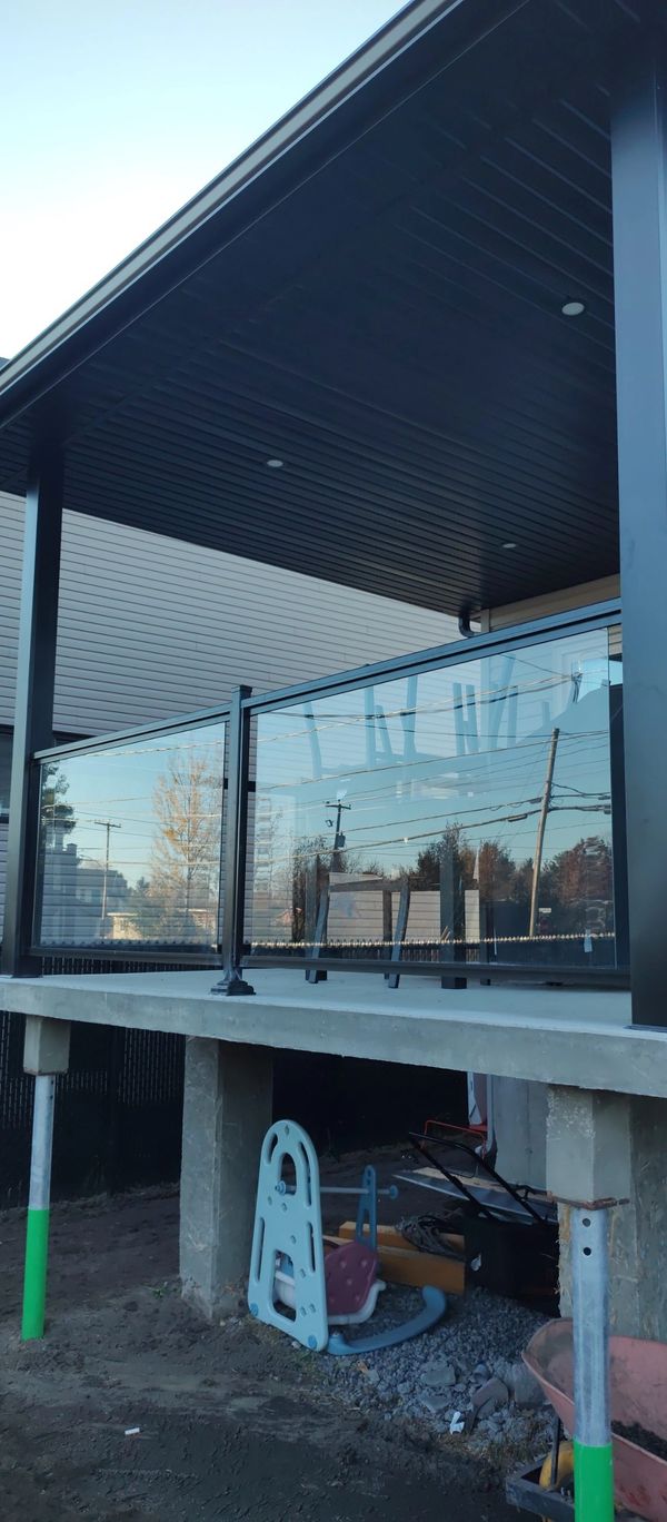 balcon de béton avec clôture rampe en verre