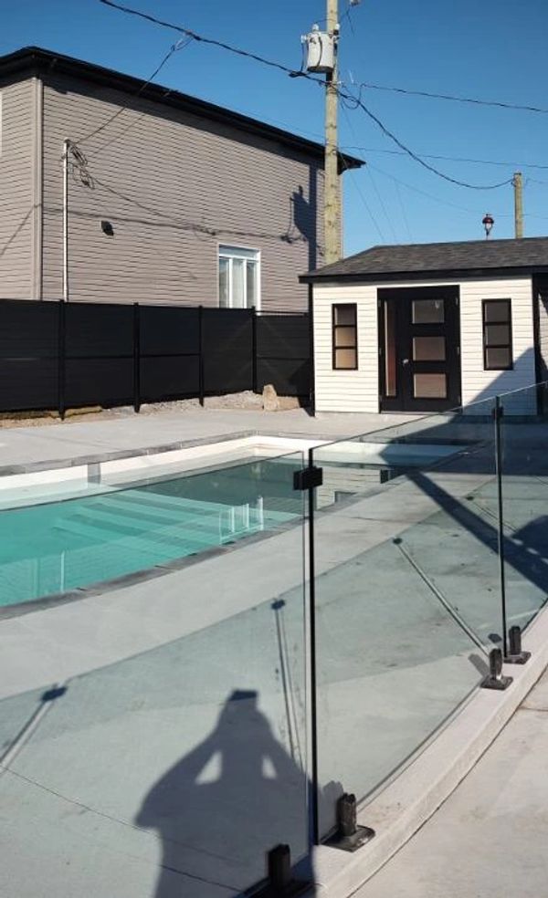 piscine plage fibre de verre aménagé trottoir béton, pierre couronnement, clôture verre et karbone 