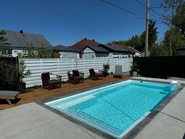piscine en fibre de verre aménagé trottoir béton, bullnose, pierre de couronnement, clôture 