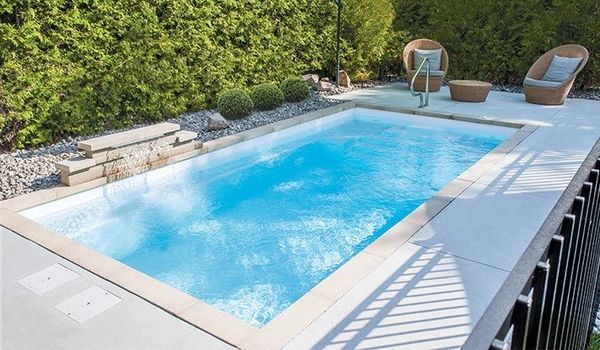 piscine en fibre de verre aménagé trottoir béton, bullnose, pierre couronnement, clôture ornemental