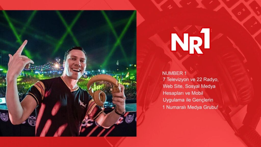 DJ parti ortamında kulaklıkla poz veriyor.