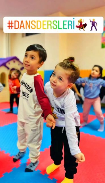 cimnastik ve dans dersi alan anaokulu çocukları 

