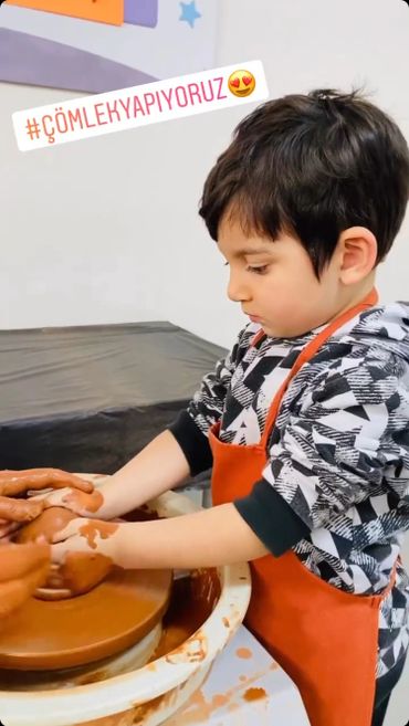 çömlek ve el işi etkinliği yapan anaokulu çocuğu