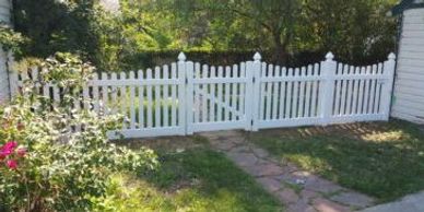 Omaha Fence Company with Avondale Scallop Down Vinyl Fence.