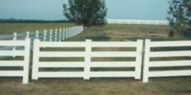 Omaha Fence Company with Single Drive Vinyl Gate.