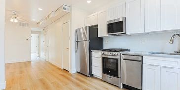 1 br, 1 bath with laundry located in apt, tall ceiling, hard floors, great natural ligt.

Available 