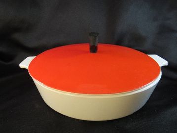 This listing is for one vintage Corning Ware buffet serving dish.  It was produced in the 1960's and