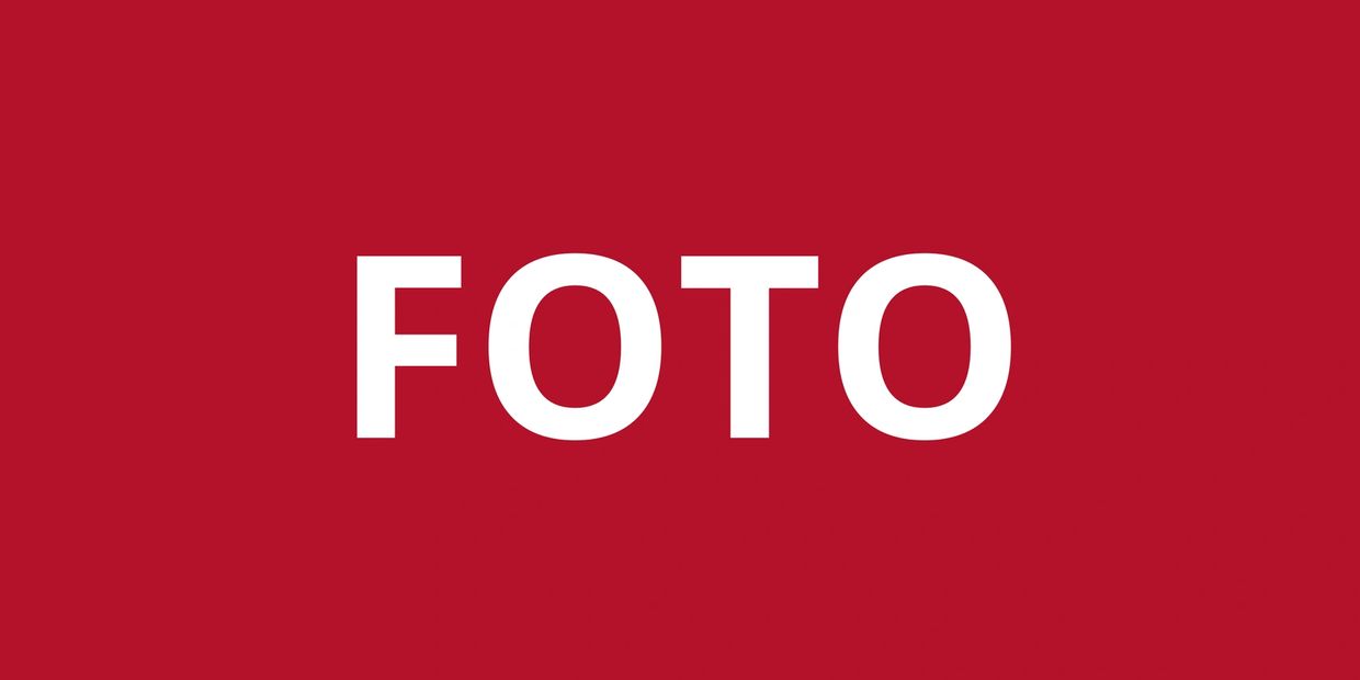 White text 'FOTO' on a red background.