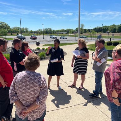Garla facilitating a leadership session on mission and vision.