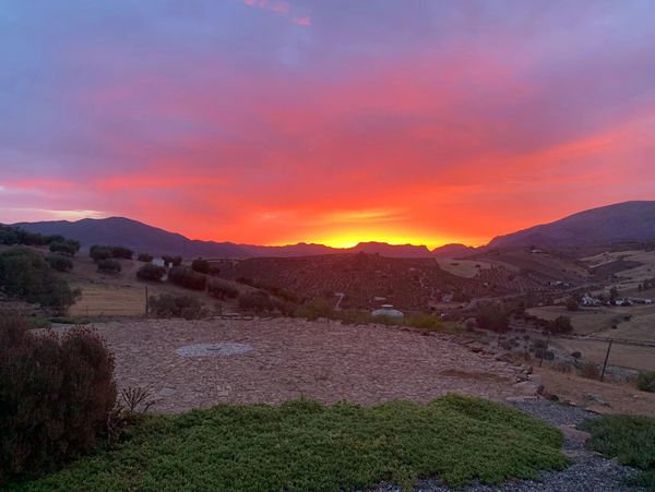 A sunset into the mountains