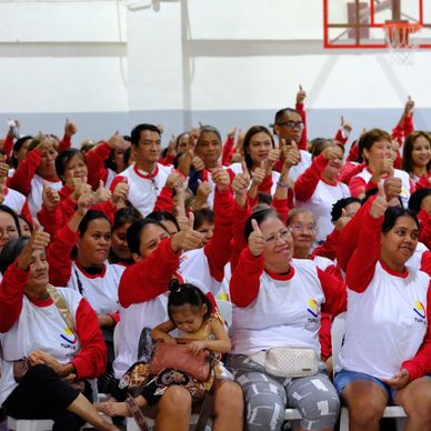 Group of people showing thumbs up in a gym.