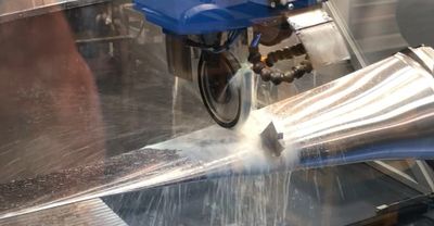 IMM MTS 6 CNCによるタービンブレードの湿式研削・研磨工程