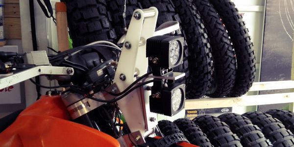 Focos LED montados en motocicleta naranja.
