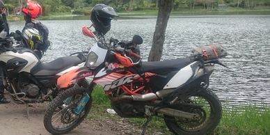 Motos estacionadas junto a un lago tranquilo.